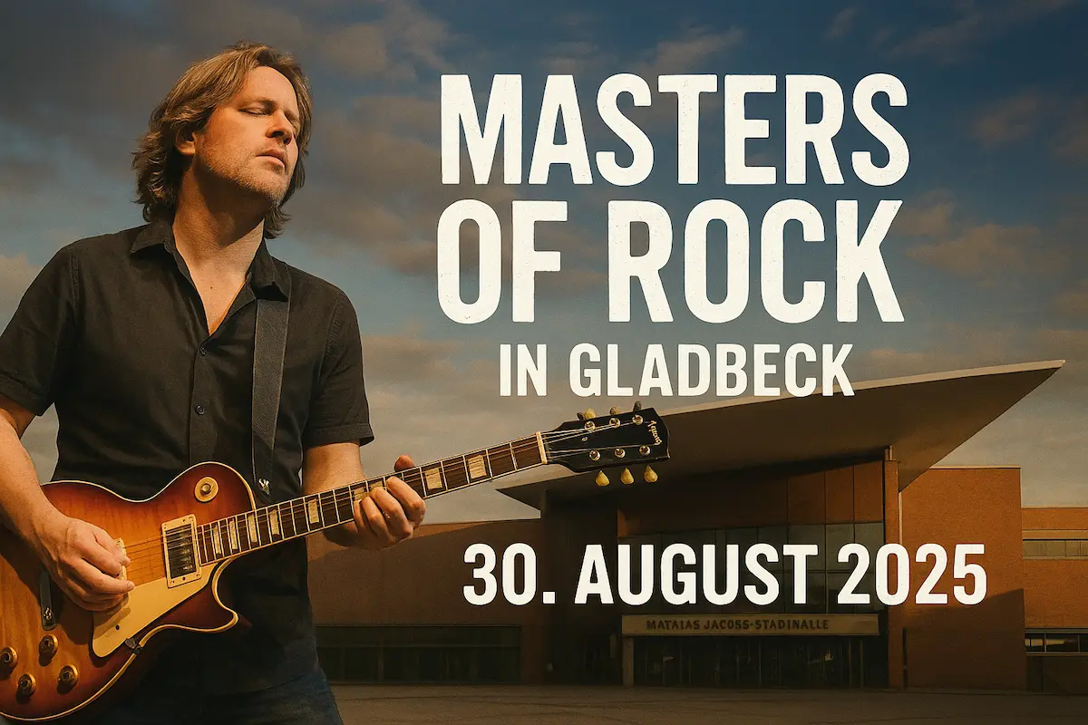 Gitarrist vor der Mathias-Jakobs-Stadthalle beim Masters of Rock in Gladbeck 2025, mit Eventtitel im Hintergrund.