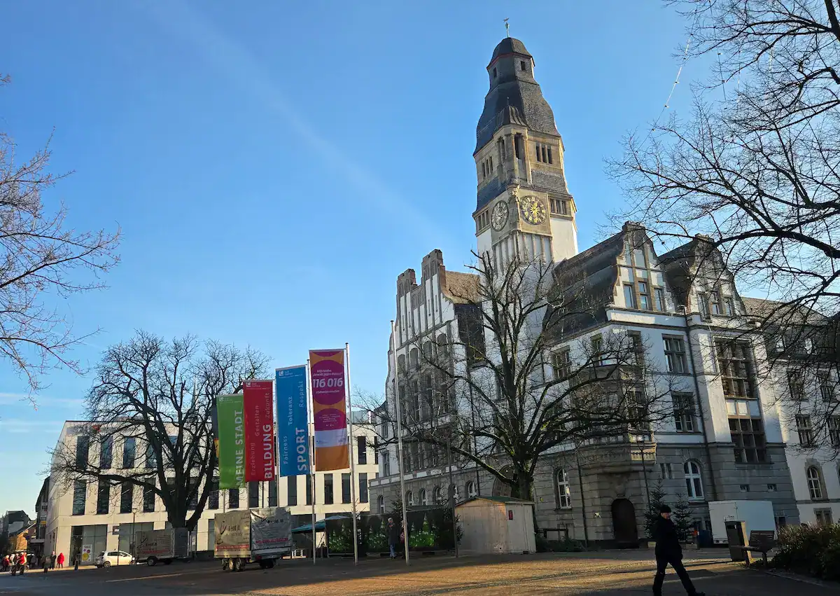 Blick auf das Rathaus am Willy-Brandt-Platz Gladbeck bei blauem Himmel